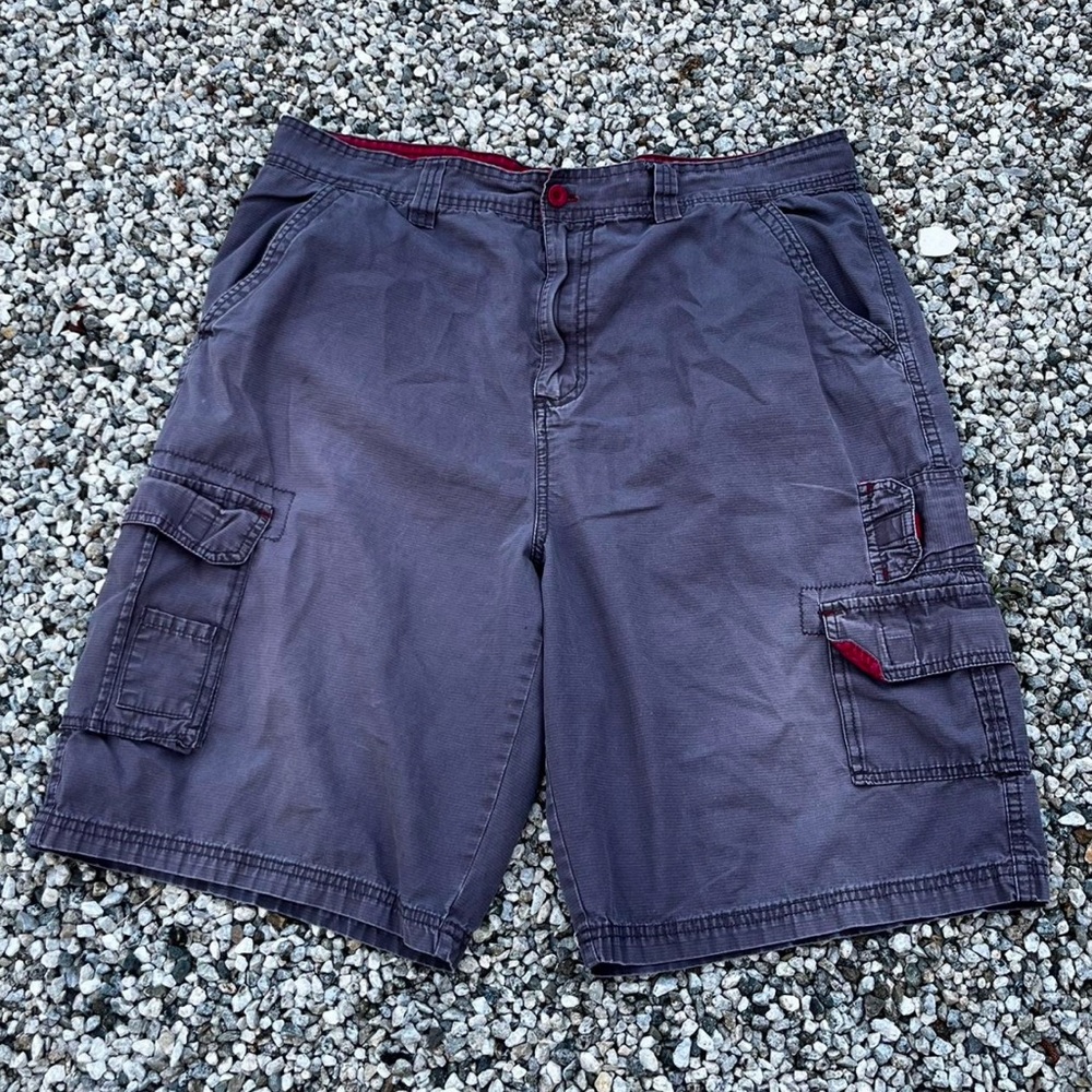 tommy hilfigure like brand cargo shorts with red accents